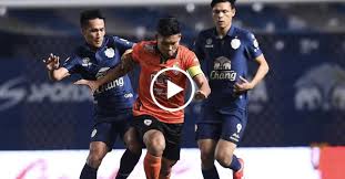 นักฟุตบอลบุรีรัมย์ ยูไนเต็ด เดินทางถึงสนาม เฉลิมพระเกียรติ 80 พรรษา พร้อมไล่ล่า 3 แต้ม #buriramunited #brutd #nakhonratchasimafc #swatcat #toyotathaileague2020 #ttl2020 #gu12 A4ioeede Ve2rm