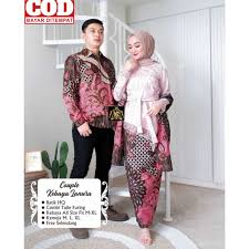 Rekomendasi baju tunangan untuk pasangan berikutnya yaitu kemeja baju pesta dengan warna senada. Beli Baju Kebaya Modern Couple Kebaya Modern Couple Baju Batik Baju Kondangan Baju Tunangan Seetracker Indonesia