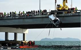 Pnb 2 penang second bridge. Suv Hoisted Out Of Sea Off Penang Bridge Free Malaysia Today Fmt