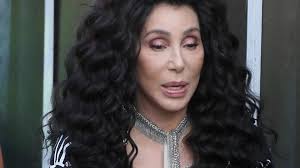 Cher eats a caterpillar on the late late show to avoid naming her favorite lovers james corden grilled the singer about her past love life and also asked her to do something she finds difficult. Arger Fur Die Sangerin Polizei Grosseinsatz In Der Villa Von Cher