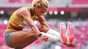 Ein überragender sprung über 7,00 m im letzten durchgang sichert der deutschen den ersten platz bei olympia 2021 in tokio. S5sikwnucqka5m