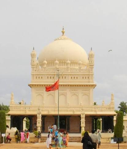The mausoleum at Srirangapatna, Karnataka, India housing Tipu Sultan's tomb is another example of Islamic architecture.Tipu Sultan's flag is in the foreground. #tipusultan #tipoosaheb #tiger #TigerofMysore #TipuSultan #tipusultanpalace #TippuJayanthi ...
