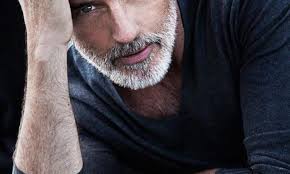 Je viens ici à la recherche d'une femme sérieuse pour une relation durable dans le temps. Les Cheveux Gris Chez Les Hommes Une Couleur Tres Sexy