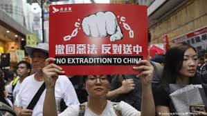 Ein jahr später wurde die insel hongkong mit dem vertrag von nanking offiziell von china an die besatzer abgetreten. Sierens China Der Spielraum Fur Hongkong Wird Enger Asien Dw 12 06 2019
