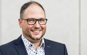 Le dramaturge et musicologue allemand Patrick Hahn nommé à la tête de  l'Ensemble Intercontemporain