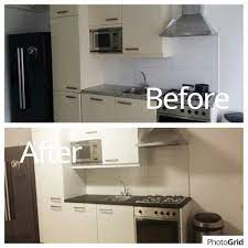 deze zacht gele matte keuken hebben we compleet hoogglans wit gewrapt het natuurstenen aanrechtblad en de plint onder zijn keuken wrappen keuken idee keuken