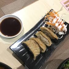Bisa juga membuat saus kecap asin dengan irisan cabai rawit. Dimsum Korean