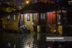 Paras air sungai klang bersebelahan bazar di jalan melayu berhampiran stesen lrt dinaiki air hingga paras bahaya. Penghuni Kampung Baru Kampung Datuk Keramat Rumah Dilanda Banjir Kilat