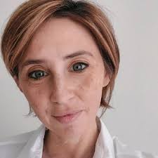 Soy abogado, empresario y creador de contenido y desde luego el Prompt  Engineering me ha cambiado la vida. Ahorro unas 5 h a la semana gracias a  usar IA. Creo que el Prompt