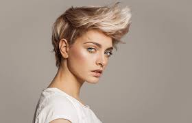 Cheveux bouclés ou lisses pour mettre en valeur sa nouvelle coloration. Meches Ou Balayage Sur Cheveux Courts Que Choisir Belle Chic