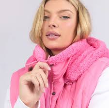 🍂 Autumn Feels 🍂 New Autumn Arrivals Elm Alaska Quilted Vest In 2 colours  Pink and Charcoal Sizes Small to Xlarge Instore and online  www.petuniasfashion.com.au #Petuniasfashion #Chinchilla #Autumnfeels  #Quiltedvest #Elmvest #ShopSmallBusinessthisAutumn