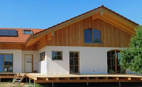 Moderne stadtvilla mit pultdach, anbau mit flachdach und ansprechender holzverschalung ➨ erfahren sie mehr über petershaus hauskonzepte! Fassadengestaltung Kohldorfner Holzbau Gmbh