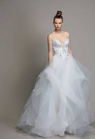 Il vestito da sposa nel corso dei secoli ha subito molti, drastici cambiamenti diventando un perfetto specchio dei tempi. Abiti Da Sposa Pnina Tornai 2020 Love E Una Dedica Alla Femminilita