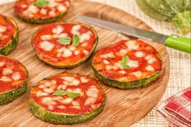 Nel frattempo procedete pulendo e tritando finemente al coltello la cipolla bianca 1. Ricetta Pizzette Di Zucchine La Ricetta Di Giallozafferano