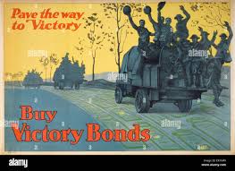 Comprar bonos de guerra. Allanar el camino a la victoria. Cartel muestra  soldados canadienses en la conducción de camiones a lo largo de un camino  pavimentado con bonos de guerra. La fecha