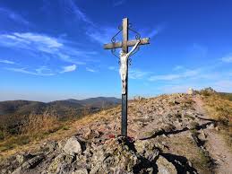 Csúcsán csak gyepet és sziklataréjt találunk, na meg egy keresztet. Del Borzsonyi Panoramas Kor Hiking Route Outdooractive Com