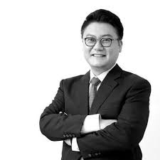 2015년 2월 11일 《엄성섭 윤슬기의 이슈격파》에서 이완구 국무총리 후보자의 언론 외압 발언을 녹음하였던 한국일보 기자를 '쓰레기'라고 지칭하였다. ì—„ì„±ì„­ Chosunsmartguy Twitter