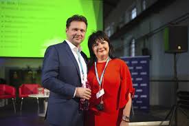 Politik radek vondráček, povoláním právník, který poslanecký mandát získal v říjnu 2013, ve volbách 2017 jako lídr hnutí ano ve zlínském kraji křeslo v dolní komoře obhájil. Vondracek O Krepceni Ve Snemovne K Tanci Chybel Popruh Kytary Mejdan Byl Pak Blesk Cz
