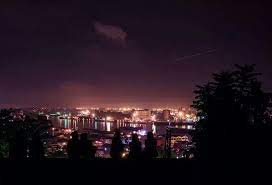 港都剪影 這天在忠烈祠 機緣巧合之下 拍下了這幅剪影 看著交頭接耳的人們 遠望山腳下的高雄港 此時一台飛機緩緩掠過天際 那些年淡淡的回憶漸漸浮出腦海 高雄真美 照片 台灣高雄