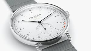 C'est clair, elle veut baiser mais comme c'est impossible, son mec la doigte. Metro Neomatik 41 Update Nomos Glashutte