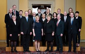Sv hevder regjeringen kutter støtten til utslippsfrie ferger. Bilder Av Statsminister Erna Solberg Regjeringen No