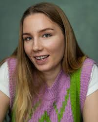 Esme Wright (@EsmeMyselfandI)