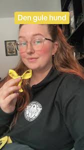 💛 Den gule hund 💛 Husk på at der er mange grunde til, at man som ejer  sætter gul på sin hund. Ser du en gul hund, så det bedste du kan gøre er,  at give den plads. Grunde til en hund kan have gul: 💛 en ...