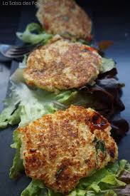 Galettes De Quinoa Tomates Basilic La Salsa Des Fourchettes Plat Vegetarien Recette Vegetarienne Facile Plat Sans Viande