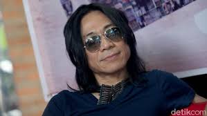 Selain bambang brodjonegoro, publik figur lain yang masuk dalam jajaran komisaris tlkm adalah abdi negara nurdin alias abdee slank, gitaris grup band slank. Odxlsenftfu28m