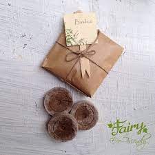 La semplicità è sempre apprezzata, da prendere in considerazione anche articoli da regalo non eterni, semplicemente regalate un momento di gioia agli invitati…anzi, un momento di gusto! Bombopniere Ecologiche Con Semi Ideazione E Realizzazione Di Matrimoni Ed Eventi Ecologici Bomboniere Per Bambina Idee Fai Da Te Bomboniera