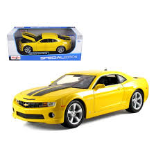 Die cast 1 18 zum kleinen preis hier bestellen. 2010 Chevrolet Camaro Ss Rs Yellow With Black Stripes 1 18 Diecast Model Car By Maisto Walmart Com Walmart Com