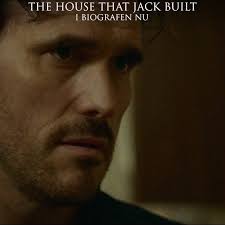 Når du står overfor seriemorderen Mr. Sophistication, aka. Jack😱 , Mød  Jack i din biograf nu🙋🏻‍♂️🏠🛠➡  https://nordiskfilm-bio.lnk.to/TheHouseThatJackBuildFA