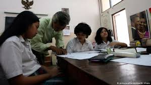 Namun, mereka tidak faham dengan istilah pendidikan percuma yang sebenarnya merujuk kepada sistem pendidikan yang dibiayai melalui. Peringkat 6 Terbawah Indonesia Diminta Tinggalkan Sistem Pendidikan Feodalistik Indonesia Laporan Topik Topik Yang Menjadi Berita Utama Dw 05 12 2019