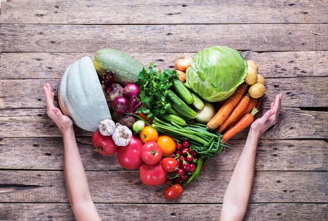 Feeding the Rainbow: A Quick Nutrition Guide to the Colors of Fruits and  Veggies - Plant Based Juniors