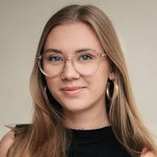 Som elev hos Ingrid får du en sangunderviser, der hurtigt mestrer at skabe  et tillidsfuldt rum, hvor der er god energi og let til latter. Det giver  plads til, at du kan