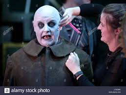 Klæd dig ud som onkel fester fra familien addams. Les Dennis Als Onkel Fester Vor Eine Generalprobe Von The Addams Family Musical Wodurch Die Uk Premiere Am Festival Theatre In Edinburgh Vor Dem Einschiffen Auf Einer Uk Tour Stockfotografie Alamy
