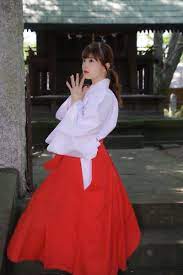 japanese shinto shrine 神道 神社 priestess miko 巫女 着物 美人 女性 着物