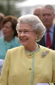 Rainha elizabeth diz que 2002 foi um dos anos mais difíceis em sua tradicional mensagem de natal, a rainha elizabeth ii classificou 2002 como um dos anos mais difíceis de sua vida. 2002 Queen Smiling London United Kingdom May 20 Queen Elizabeth Ii Happy And Smiling During A Visit To The Annual Society Event Of The Chelsea Flower Rainha