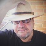 Loren Lowe's Instagram, Twitter & Facebook