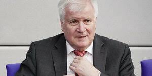 Bundesinnenminister horst seehofer (csu) hat sich mit dem coronavirus infiziert. Innenminister Droht Der Taz Mit Anzeige Seehofers Eskalation Taz De