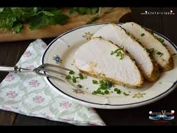 Desprinzi cu un cutit bine ascutit carnea de pe oasele pieptului si o treci prin masina de tocat. Piept De Curcan La Cuptor Youtube