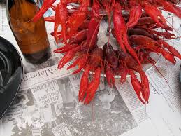 Dallrande Hett Kraftkalas Table Setting With Newspaper Sheets In Classic Swedish Crayfish Party Ikea Cloth Newspaper Crayfish Mardi Gras Party Kraftskiva