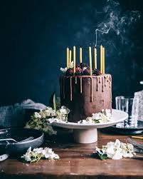 Geburtstagsschokoladenkuchen Eine Dicke Schicht Schokolade Zwischen Kostlichen Teiglagen Dazu Beeren Blume Torten Rezepte Festliche Torten Geburtstagstorte