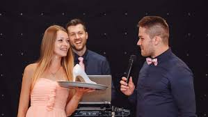 Sie bereitet ein hochzeitsprogramm nach den wünschen des brautpaares vor und unterhält die gäste. Stasevents Hochzeiten Und Events Tamada Moderator Dj Musikband