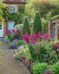 Small Magical Garden Spaces On Instagram English Country Garden Smallmagicalgardens Smallgar In 2020 Outdoor Gardens Cottage Garden Design Garden Inspiration