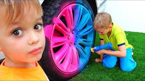 Chris anda num camião de brinquedo e brinca de entregador