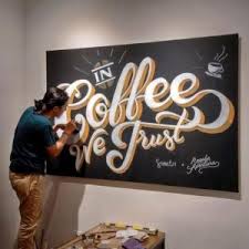 Cara membuatnya juga tidak terlalu sulit untuk mendapatkan suasana yang alami, maka potongan kayu tersebut tanpa di cat dengan warna yang berfariasi, akan tetapi dibiarkan begitu saja. Ide Mural Tipografi Sebagai Penghias Dinding Yang Inspiratif