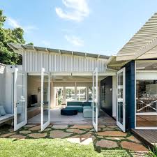 Architecture Mid Century Charm Meets Modern Design In This Mornington Peninsula Beach House By Pleys Mid Century Modern House Beach Shack Mid Century House
