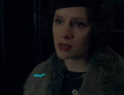 Ada extraña al Tommy de antes". T6 Ada: Dónde estas Tom? Mi hermano mayor.  Sabes antes te detenias a sonreír, siquiera recuerdas este lugar.Entras al  Garrison como un extraño y solo estas