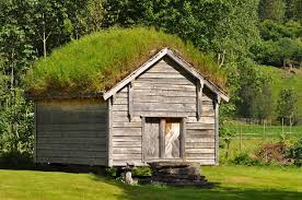 Unser 1985 fertig gestelltes holzhaus mit grasdach ist nach ökologischen und baubiologischen kriterien errichtet. Haus Mit Grasdach Die Weltenbummler